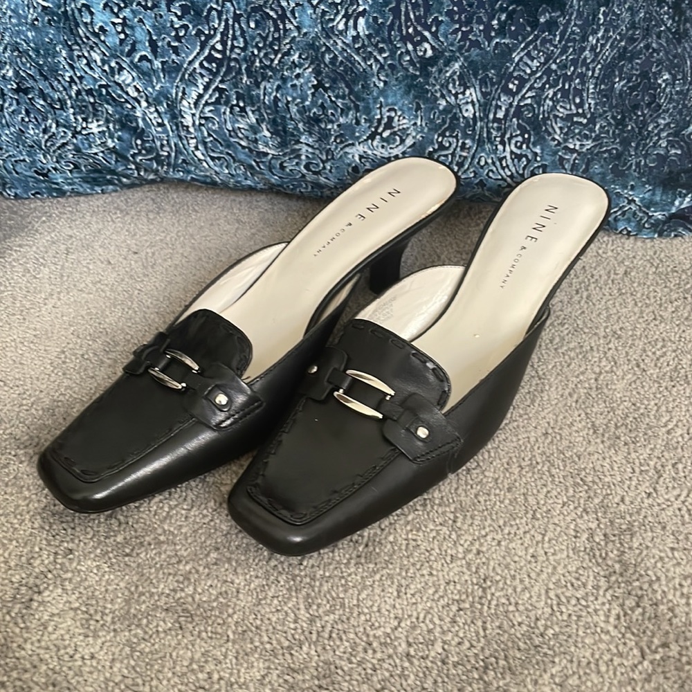 NINE WEST “NCALLBECAUSE” GENUINE LEATHER KITTEN HEEL SLIDE in Black, Size 7M